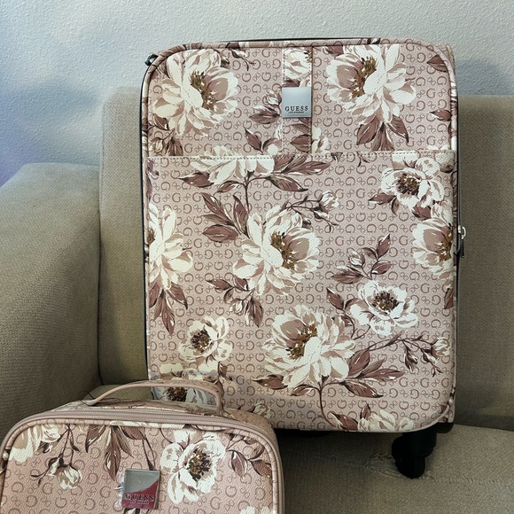 Guess floral travel bundle - Picture 2 of 11